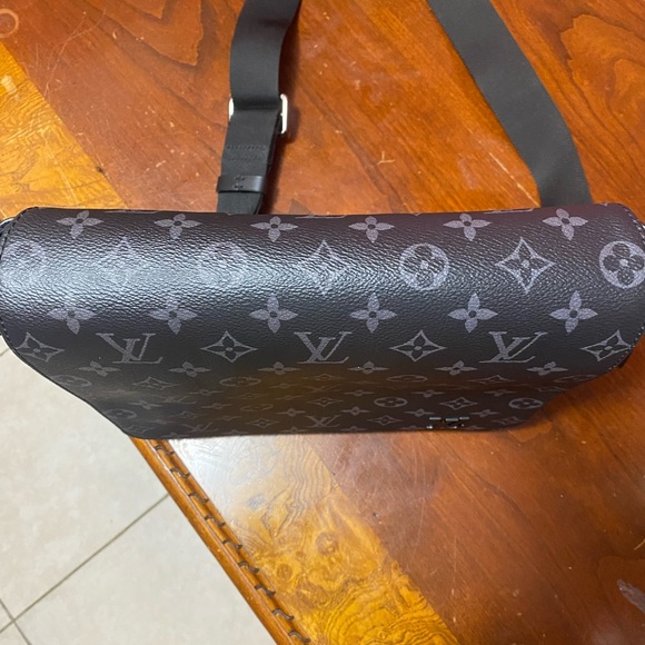 LOUIS VUITTON MESSENGER BAG - Picture 9 of 14